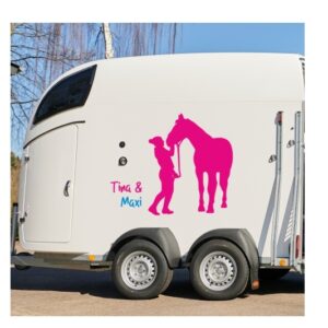 Aufkleber fuer Pferdeanhaenger Frau mit Pferd personalisiert.