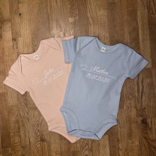 herzmomente babybuch im set mit strampler und namen