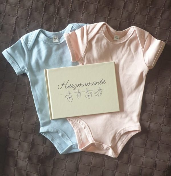 herzmomente babybuch im set mit strampler und namen