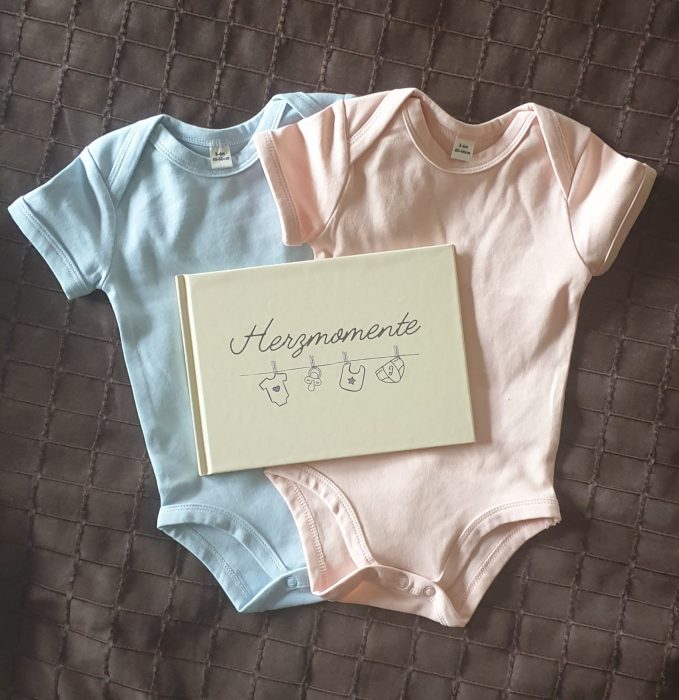 herzmomente babybuch im set mit strampler und namen