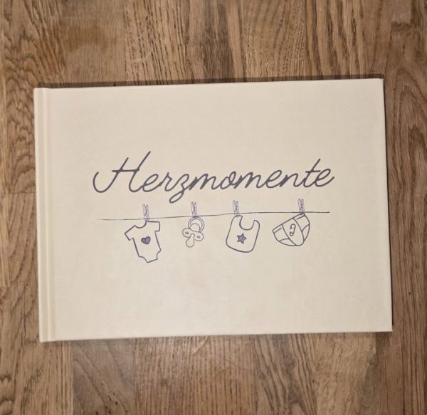 herzmomente babybuch im set mit strampler und namen