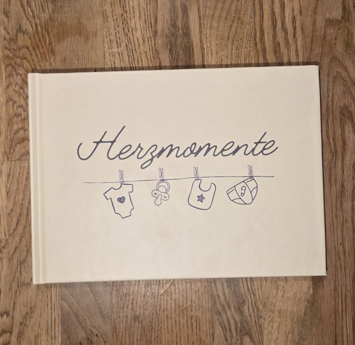 herzmomente babybuch im set mit strampler und namen